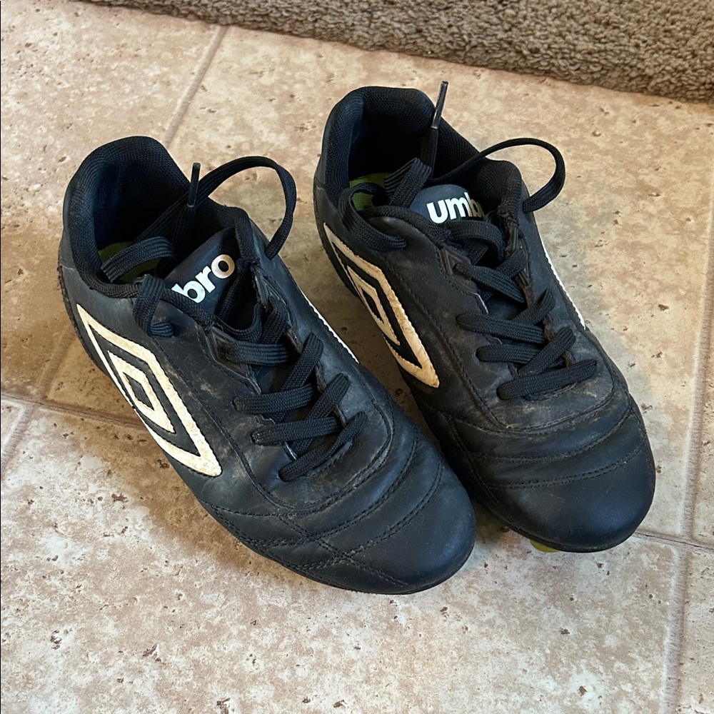 Umbro Black and White Soccer Shoes